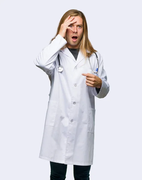 Doctor Hombre Con Sorpresa Expresión Facial Impactada Sobre Fondo Aislado — Foto de Stock