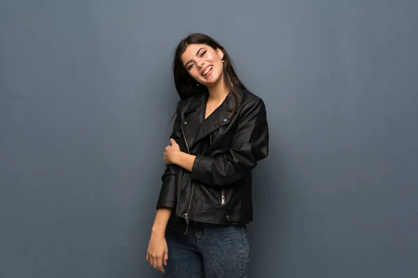 Teenager Mädchen Über Graue Wand Lächelt — Stockfoto