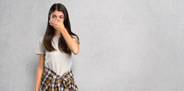 Teenager Girl Shirt Tied Waist Covering Mouth Hands Saying Something — Stock Photo, Image