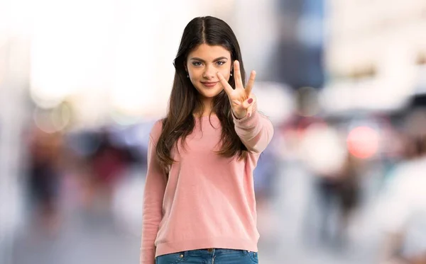 Adolescente Avec Chemise Rose Heureuse Comptant Trois Avec Les Doigts — Photo