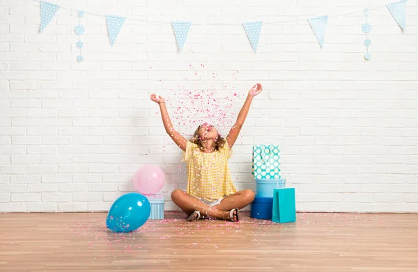 Klein Meisje Een Verjaardagspartij Spelen Met Confetti — Stockfoto