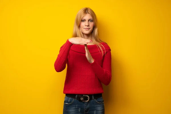 Blondine Über Gelbe Wand Macht Stop Geste Mit Der Hand — Stockfoto