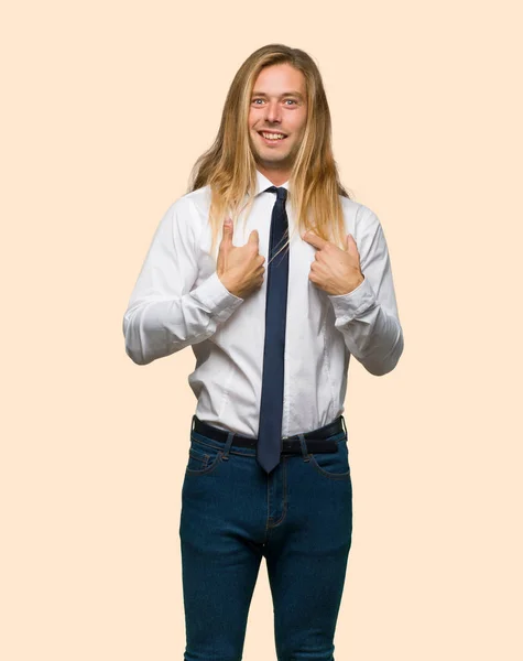 Blont Affärsman Med Långt Hår Med Överraskning Ansiktsuttryck Isolerade Bakgrund — Stockfoto