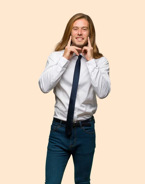 Biznesmen Blond Długimi Włosami Uśmiechający Się Zadowolony Przyjemny Wyrażenie Białym — Zdjęcie stockowe