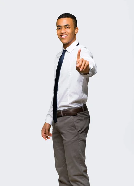 年轻的非洲裔美国商人显示和举起在孤立的背景的手指 — 图库照片