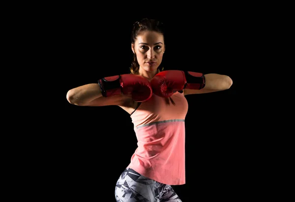 ボクシング グローブで暗い背景にスポーツの女性 — ストック写真