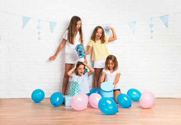 İn arkadaş grubu ile bir doğum günü partisi sürpriz bir jest yapma