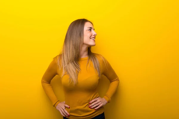 Młoda Kobieta Żółtym Tle Pozowanie Ramion Biodra Śmiejąc Się — Zdjęcie stockowe