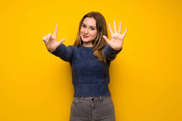 Adolescente Chica Sobre Amarillo Pared Contando Siete Con Los Dedos —  Fotos de Stock