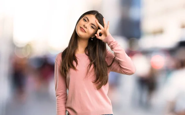Teenager Mädchen Mit Rosa Hemd Zeigt Ein Zeichen Mit Fingern — Stockfoto