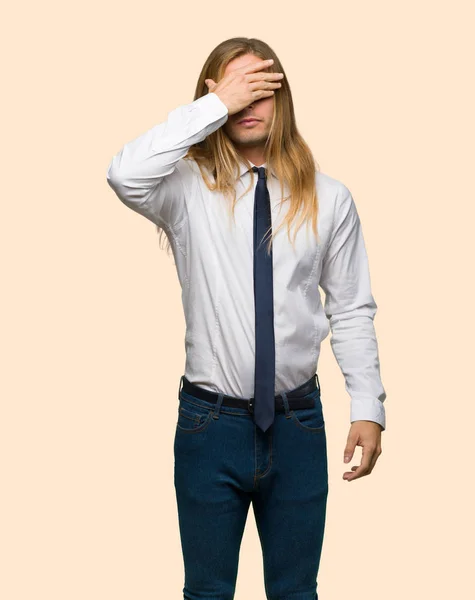 Empresário Loiro Com Cabelos Longos Cobrindo Olhos Por Mãos Não — Fotografia de Stock