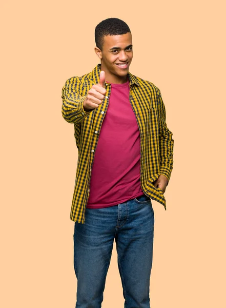 Joven Hombre Afroamericano Dando Gesto Pulgares Hacia Arriba Porque Algo —  Fotos de Stock