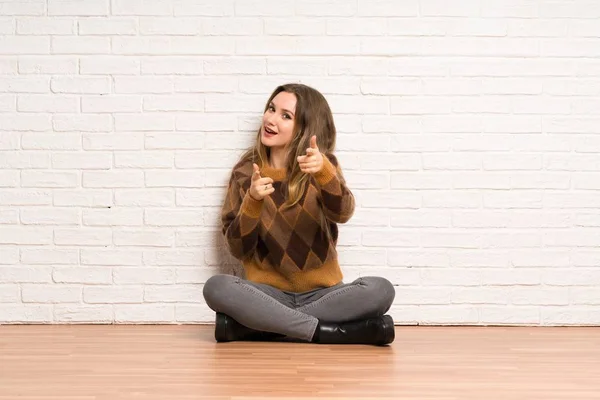 Teenager Girl Sitting Floor Points Finger You While Smiling — Stock Photo, Image