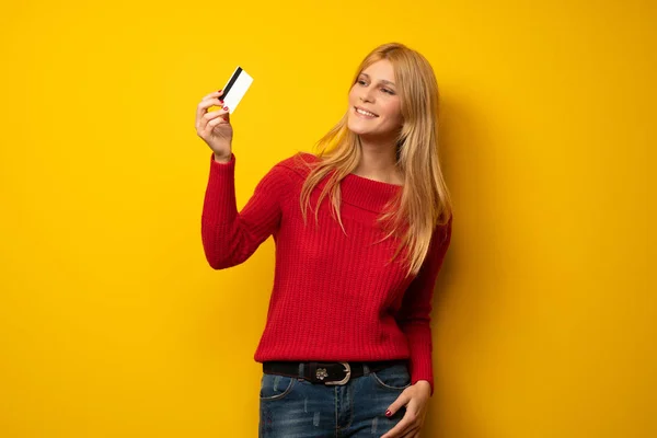 Blonde Woman Yellow Wall Troubled Holding Broken Smartphone — Stock Photo, Image