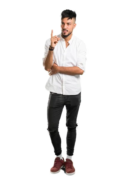 白いシャツを着たアラビア人の若者の完全な長さのショットは インデックスの指で孤立した白い背景に素晴らしいアイデアを指しています — ストック写真