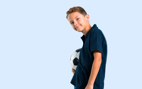 Pequena Criança Jogando Futebol Baackground Cor — Fotografia de Stock