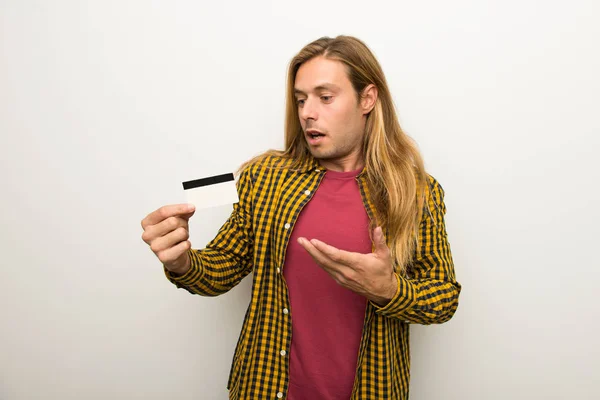 Blond Człowiek Długimi Włosami Kraciaste Koszule Posiadacze Karty Kredytowej Zaskoczony — Zdjęcie stockowe