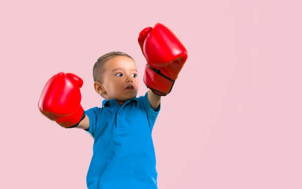 Niño Pequeño Con Guantes Boxeo Saltar Baackground Color — Foto de Stock