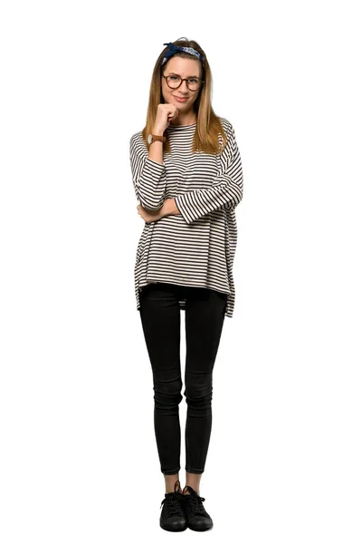 メガネと分離の白い背景に笑みを浮かべてスカーフを持つ若い女性のフルレングス ショット — ストック写真
