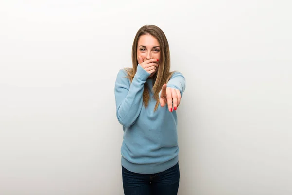 Donna Bionda Sfondo Bianco Isolato Che Punta Con Dito Qualcuno — Foto Stock