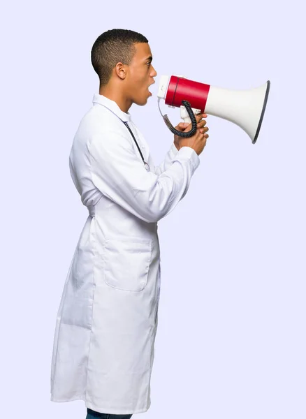 Afro Αμερικανός Νεαρός Γιατρός Φωνάζει Μέσα Από Ένα Τηλεβόα Ανακοινώσει — Φωτογραφία Αρχείου