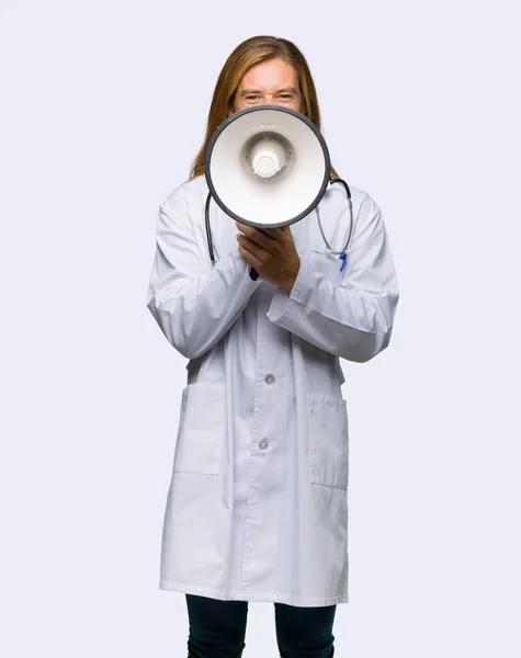 Γιατρός Άνθρωπος Φωνάζει Μέσα Από Ένα Τηλεβόα Ανακοινώσει Κάτι Απομονωμένες — Φωτογραφία Αρχείου
