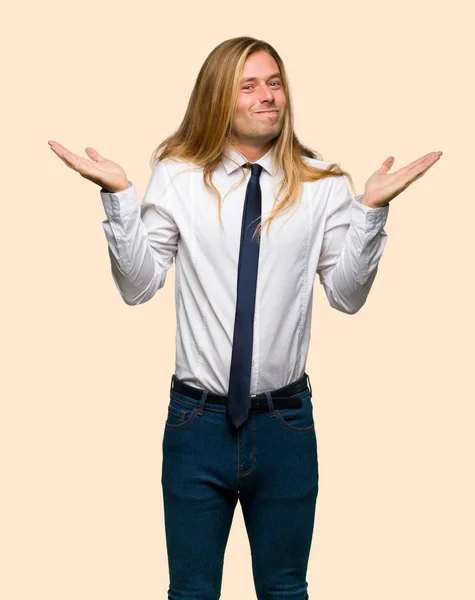 Blond Businessman Long Hair Having Doubts While Raising Hands Shoulders — Stock Photo, Image