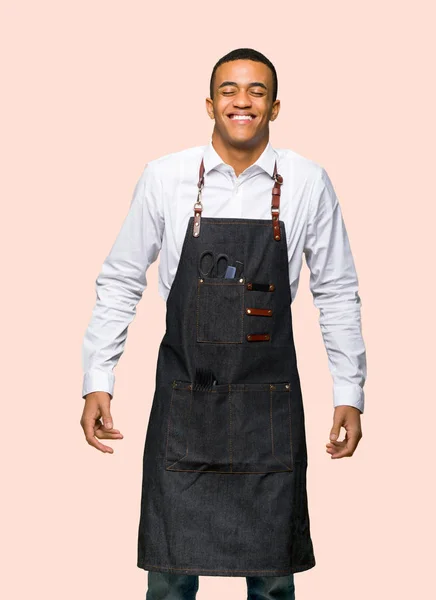 Joven Peluquero Afroamericano Feliz Sonriente Sobre Fondo Aislado — Foto de Stock