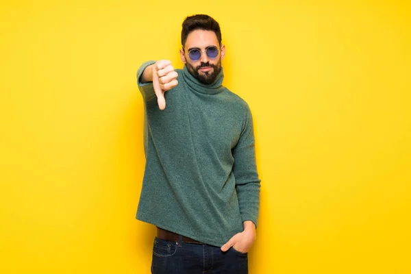 Hombre Guapo Con Gafas Sol Mostrando Pulgar Hacia Abajo Signo —  Fotos de Stock