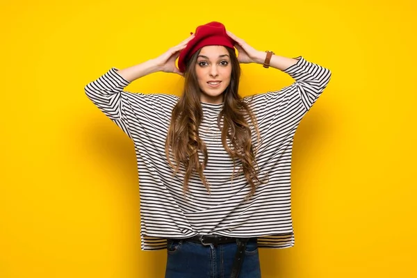 Çünkü kız sarı duvarın üzerinden Fransız tarzı ile kafasına el alır migren vardır