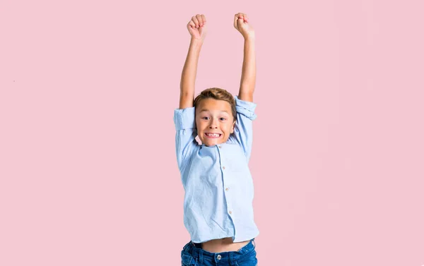 Piccolo Bambino Che Salta Sul Terreno Cottura Colori — Foto Stock