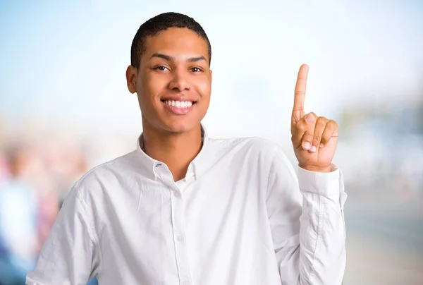 Jonge Afro Amerikaanse Man Tonen Een Vinger Teken Van Het — Stockfoto