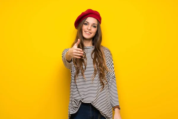 Menina Com Estilo Francês Sobre Parede Amarela Apertando Mãos Para — Fotografia de Stock