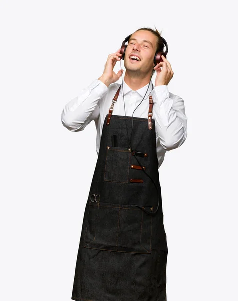 Fryzjer Mężczyzna Fartuch Słuchanie Muzyki Przez Słuchawki Białym Tle — Zdjęcie stockowe