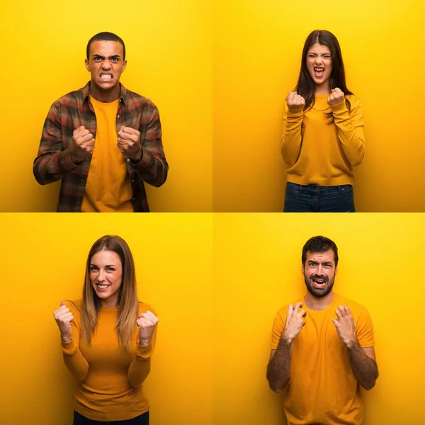 Kötü bir durum yüzünden hayal kırıklığına uğramış bir grup insan.