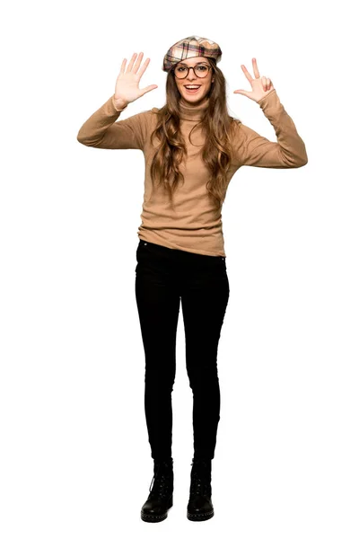 Повнометражний Знімок Молодої Жінки Беретом Рахує Вісім Пальцями Ізольованому Білому — стокове фото