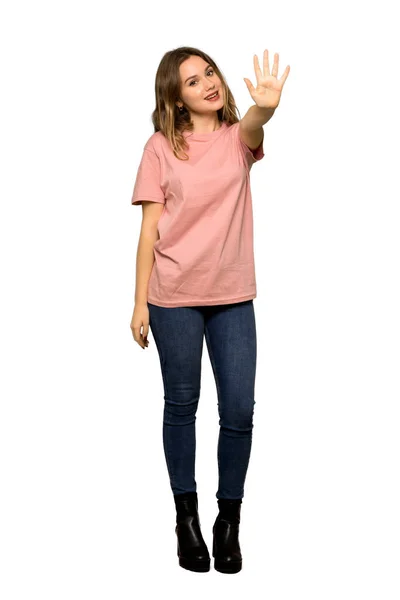 一个少年女孩与粉红色毛衣计数五与手指在孤立的白色背景的全长照片 — 图库照片