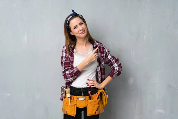 Artesãos Eletricista Mulher Apontando Para Lado Para Apresentar Produto — Fotografia de Stock