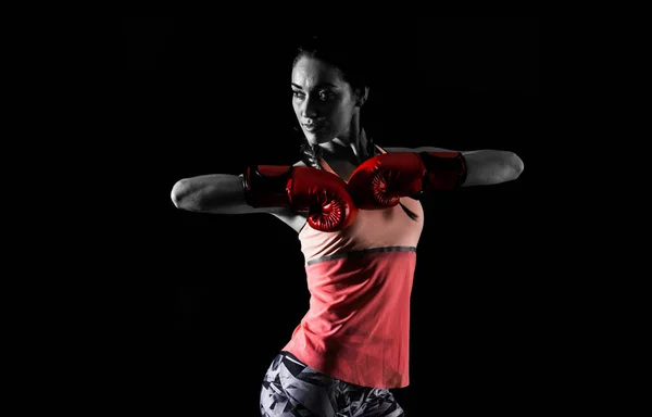 Sportovní Žena Tmavém Pozadí Boxerské Rukavice — Stock fotografie