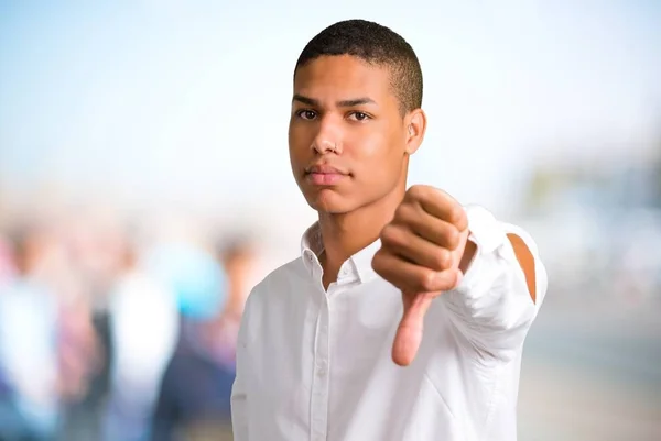 Молодой Африканский Американец Показывает Знак Опущенный Палец Негативным Выражением Неориентированном — стоковое фото