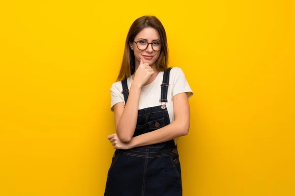 Vrouw Gele Muur Denken — Stockfoto