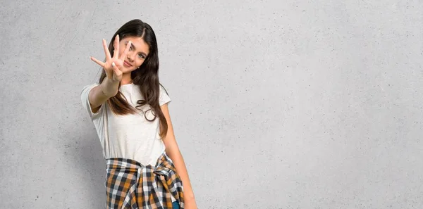 Adolescente Chica Con Camisa Atada Cintura Feliz Contando Cuatro Con —  Fotos de Stock