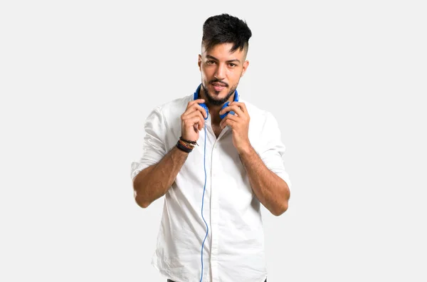 Арабский Молодой Человек Белой Рубашке Слушает Музыку Наушниках Сером Фоне — стоковое фото