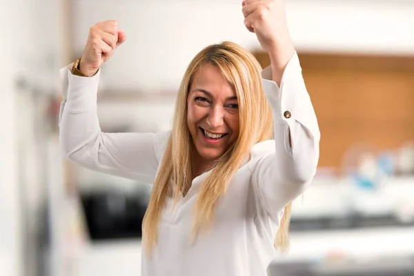 Mulher Loira Meia Idade Com Camisa Branca Celebrando Uma Vitória — Fotografia de Stock