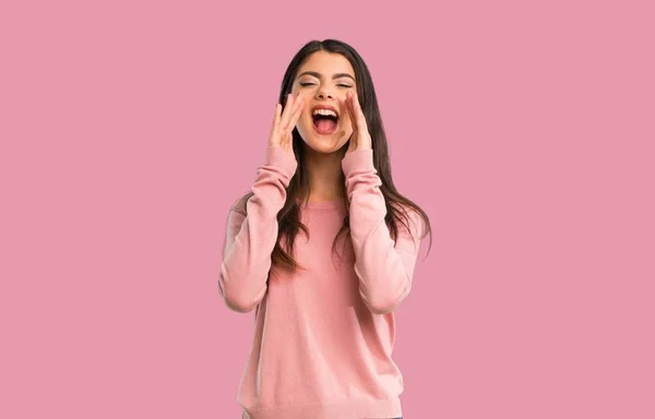 Подросток Розовой Рубашке Кричит Объявляет Изолированном Розовом Фоне — стоковое фото