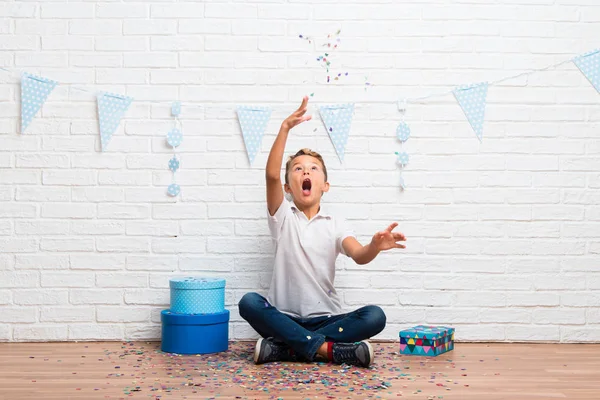 Jongen Viert Zijn Verjaardag Met Confetti Een Partij — Stockfoto