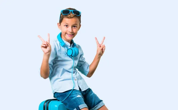 Niño Con Gafas Sol Auriculares Viajando Con Maleta Haciendo Gesto —  Fotos de Stock