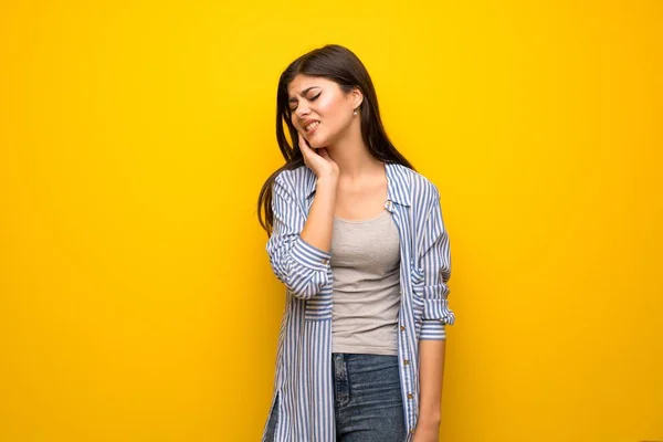 Menina Adolescente Sobre Parede Amarela Com Dor Dente — Fotografia de Stock