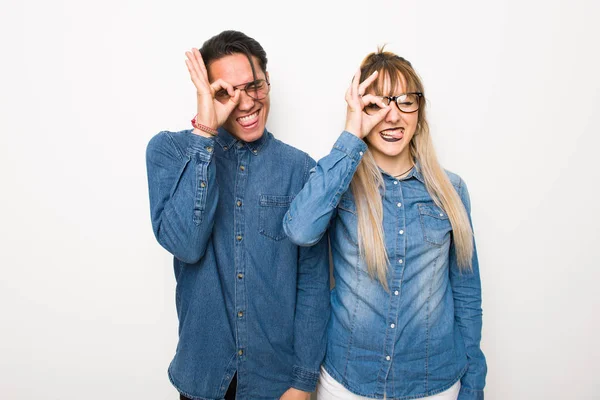 Ungt Par Med Glasögon Gör Roliga Och Galna Ansikte Känslor — Stockfoto