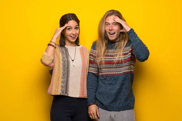 Hippi Çift sarı arka plan üzerinde bir şeyin farkına vardım ve çözüm isteyen vardır